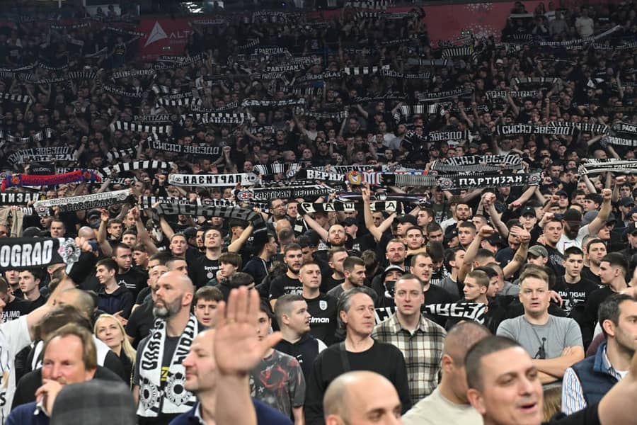 Navijači Partizana na večitom derbiju u Evroligi