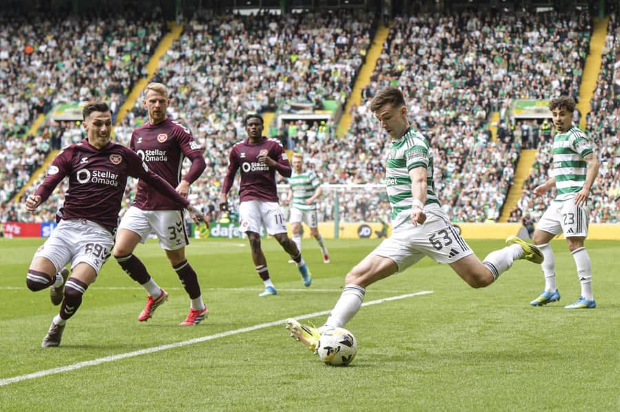 Kiran Tirni (desno) u duelu sa igračima Hartsa (Guliver/xJamiexJohnstonx) celtic; hearts; tierney