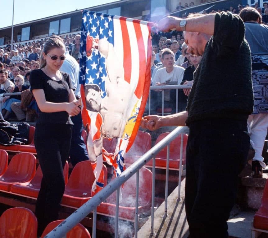 Navijači na stadionu pale američku zastavu