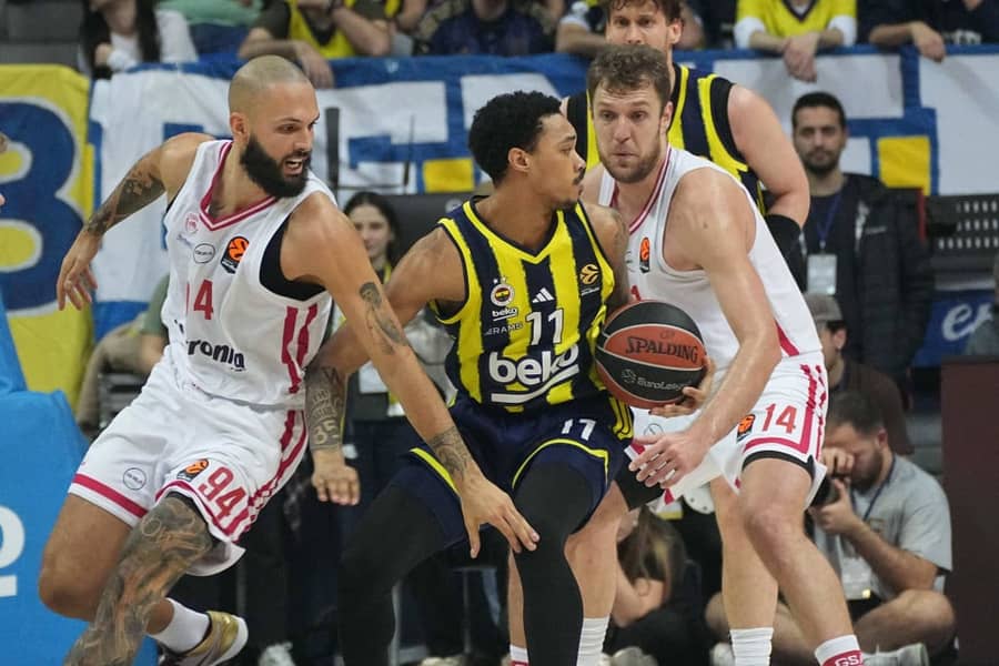 Boldvin (Fenerbahce) okružen Furnijeom i Vezenkovim iz Olimpijakosa (Guliver/xSeskimphotox) furnije, vezenkov, baldwin