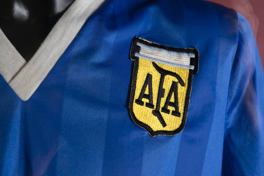 Ručno u&scaron;iven grb na dresu Argentine