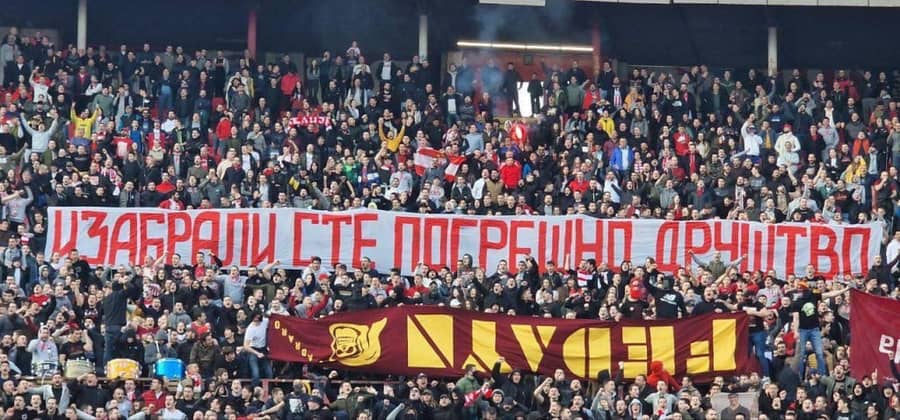 Delije sa zastavom Fedayn i porukom za navijače Rome, foto: Facebook/Balkanski navijači Delije sa zastavom Fedayn i porukom za navijače Rome