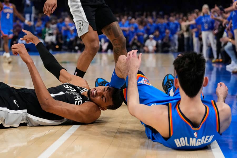 Vembanjama i Holmgren nakon jednog duela u prvoj utakmici plejofa (Guliver/AP Photo/Tony Gutierrez) wembanyama; holmgren; spurs; okc