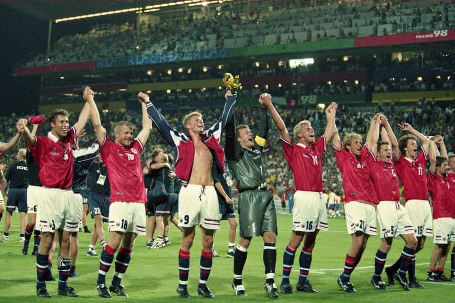 Tore Andre i Jostein Flo sa saigračima nakon pobjede nad Brazilom 1998. godine (foto: Guliver/ IMAGO/Buzzi) Tore Andre i Jostein Flo sa saigračima nakon pobjede nad Brazilom 1998. godine