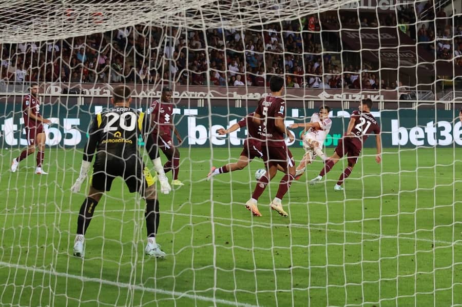 Trenutak Pizilijevog gola Torinu (foto: Guliver/IMAGO/Jonathan Moscrop)