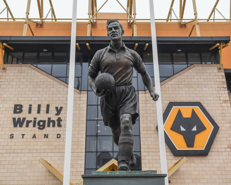 Statua Bili Rajta ispred stadiona Vulvsa, foto: Guliver/xMikexJones NewsxImagesx