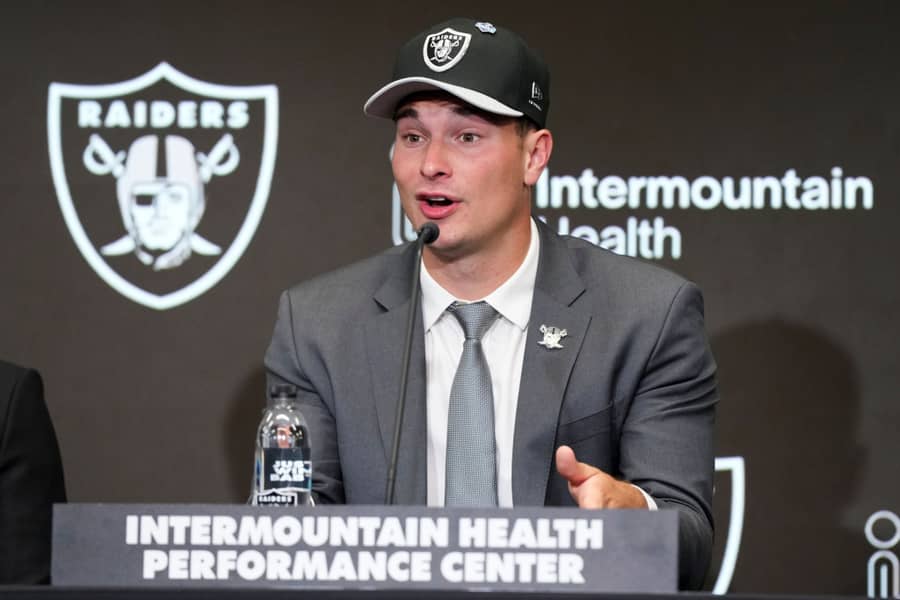 Mendoza na predstavljanju nakon što je izabran kao prvi pik na draftu (Guliver/AP Photo/Candice Ward) raiders; fernando mendoza