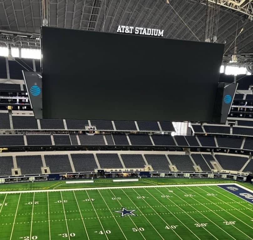 Džinovski video ekran AT&T stadiona (foto: Instagram/rosaga.mx)