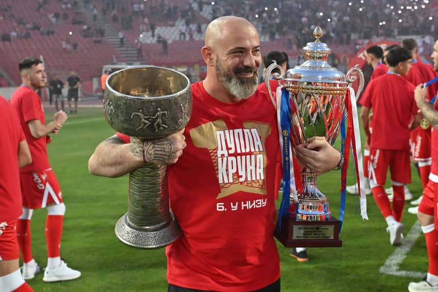 Hoće li ponovo biti slavlja na Marakani: Dejan Stanković sa trofejima iz pro&scaron;le sezone