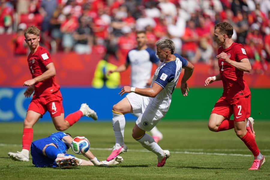 Demirović jedan na jedan sa golmanom Kanade