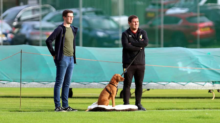 Najdžel Klaf i pas Bobi FOTO:X/Matlock_TownFC