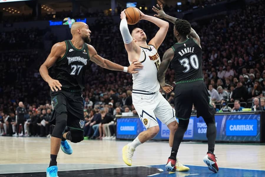 Nikola Jokić u duelu sa Goberom i Rendlom u plejofu, april 2026. (Guliver/AP Photo/Abbie Parr) jokic; gobert; randle