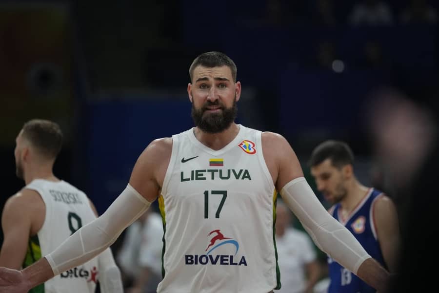 Valančijunas u dresu Litvanije 2023. godine na utakmici četvrtfinala SP protiv Srbije (Guliver/AP Photo/Aaron Favila) valanciunas