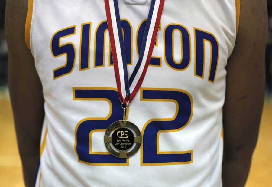 Medalja na grudima Džabarija Parkera dok je nosio dres Simeona (Guliver/AP Photo/Charles Rex Arbogast) jabari parker