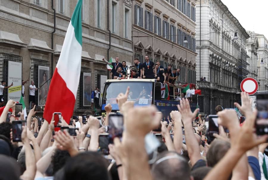 Heroji nacije  nakon osvajanja EURA - foto: Guliver/Reuters/GUGLIELMO MANGIAPANE