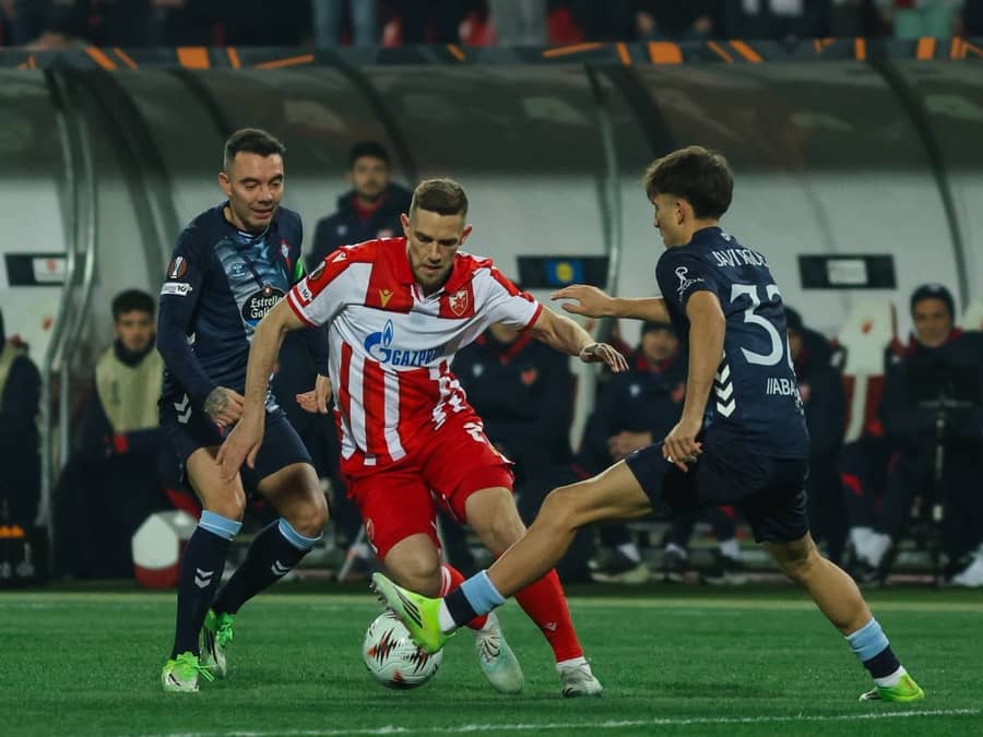 Elšnik između Aspasa i Rodrigesa (foto: Facebook/FK Crvena zvezda)