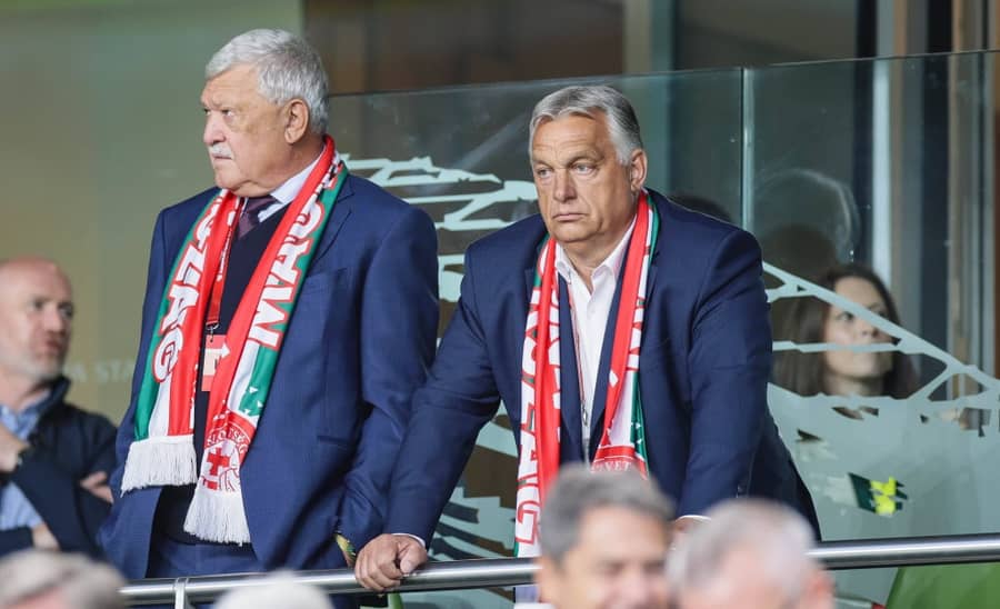 Viktor Orban (desno) u društvu Šandora Čanjija, predsjednika Mađarskog fudbalskog saveza na utakmici Mađarske i Republike Irske (Guliver/INPHO LaszloxGeczox) Sandor Csanyi; Viktor Orban