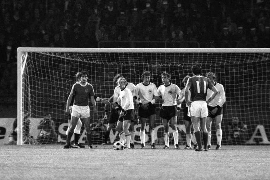 Džajić izvodi slobodan udarac protiv Njemačke, foto: Guliver