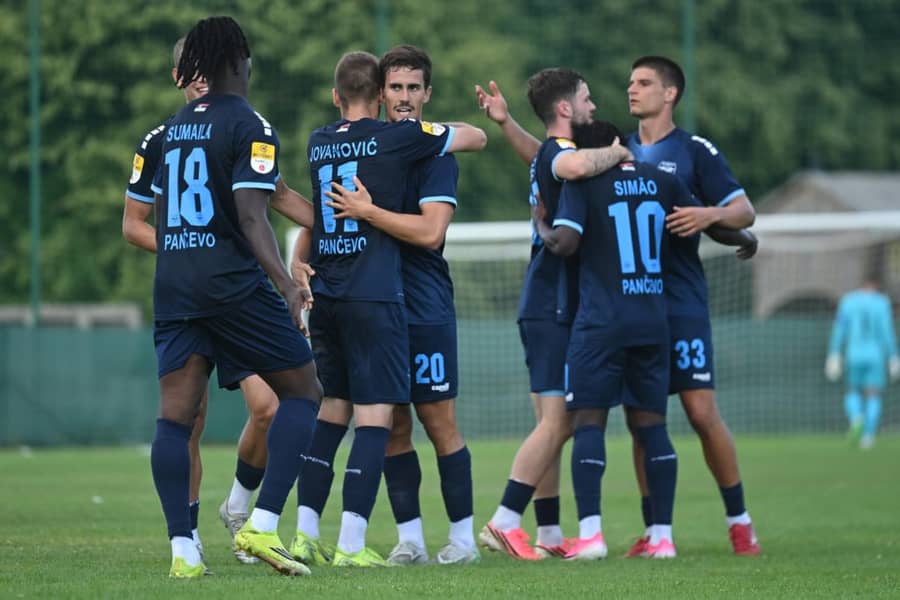 Na terenu u Superligi, mislima u Evropi: Fudbaleri Železničara (Foto: Sajt FK Železničar) Na terenu u Superligi, mislima u Evropi: Fudbaleri Železničara