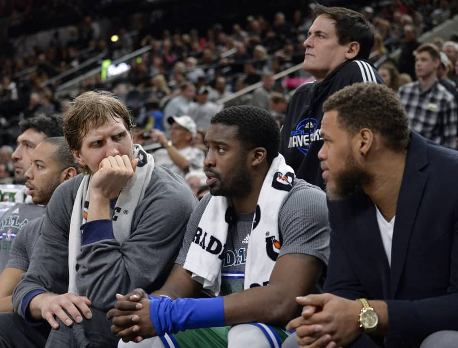 Džastin Anderson, Dirk Novicki i Vesli Metjuz na utakmici Dalas Maveriksa