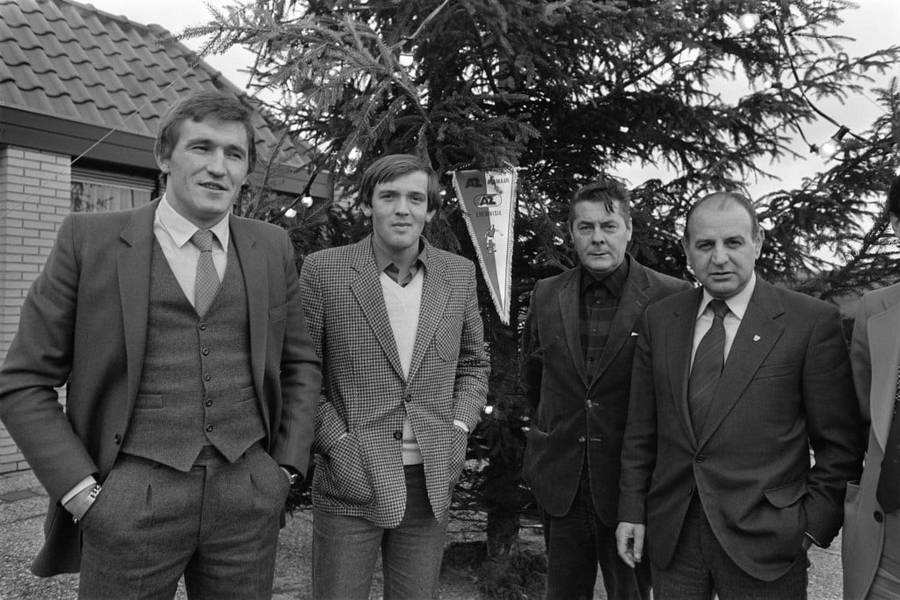 Zlatno doba Radničkog: Pantelić, Obradović i trener Nenković sa predstavnikom AZ Alkmara uoči meča Kupa UEFA 1980. godine