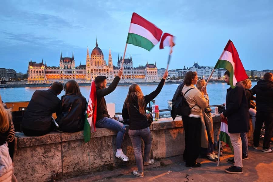 Pristalice Tise čekajući izborne rezultate u Budimpešti, 12. aprila 2026. (Guliver/xdtsxNachrichtenagenturx) budapest