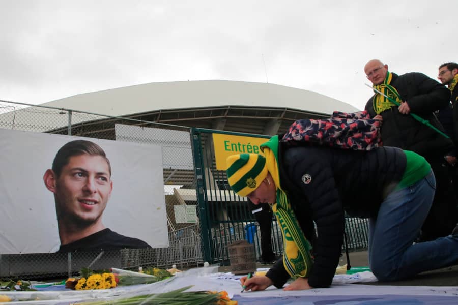 Tragedija koja je ujedinila fudbalski svet: Navijači odaju počast Sali