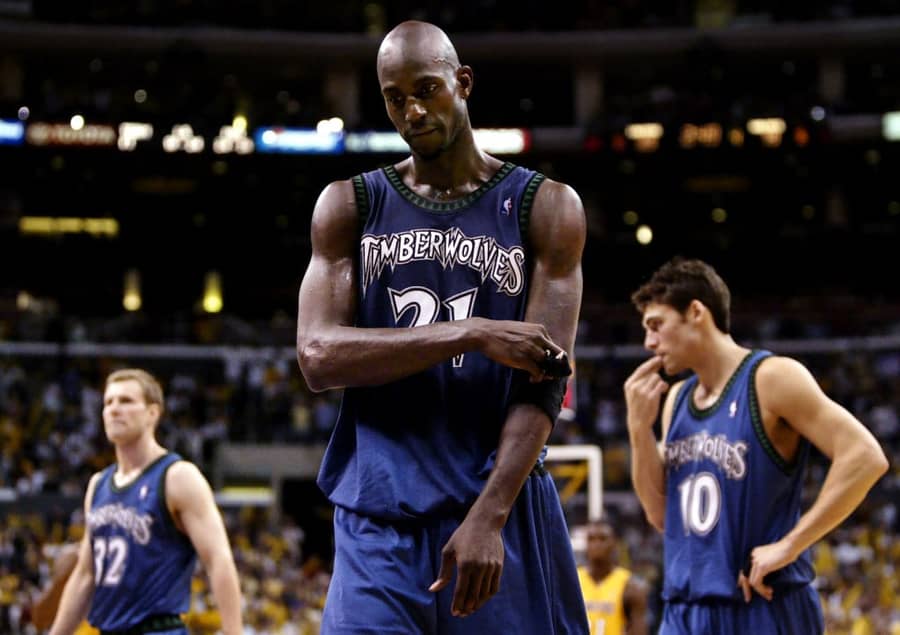Garnet i saigrači nakon poraza u finalu Zapada od Lejkersa 2004. (Guliver/AP Photo/Kevork Djansezian) kevin garnett; minnesota