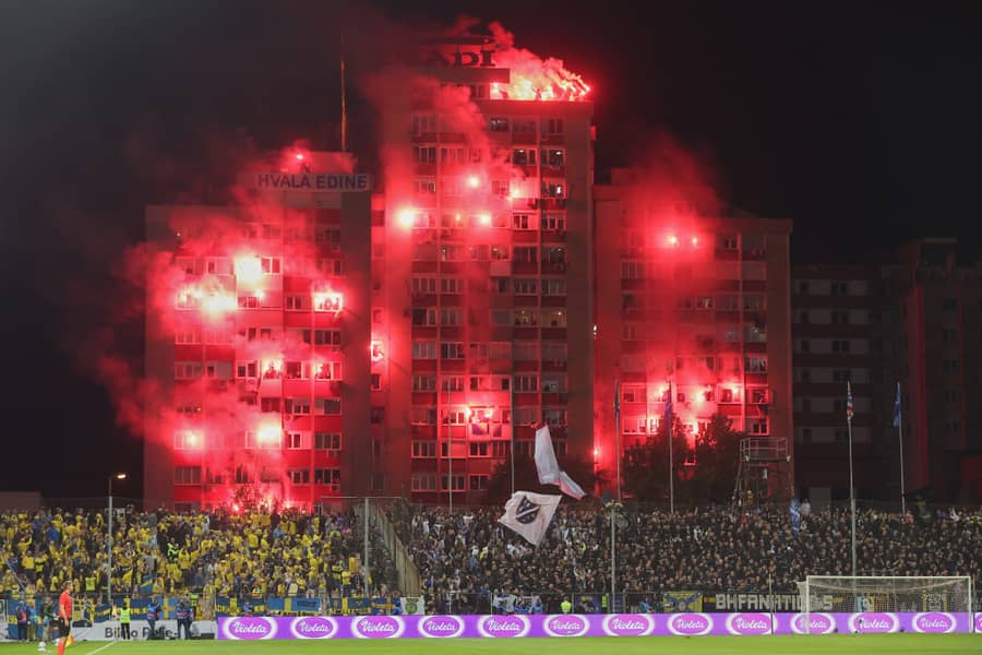 Bakljada u čast Edina Džeka, foto: Guliver/AP Photo/Armin Durgut Bakljada u čast Edina Džeka, foto: Guliver/AP Photo/Armin Durgut