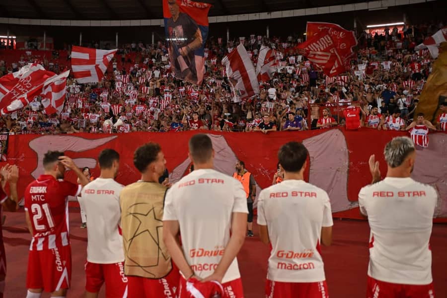 Očekuje se podrška i u Sombathelju: Fudbaleri Crvene zvezde zahvaljuju se navijačima (Foto: Guliver/xMarkoxMetlasx xMNxPressx) Očekuje se podrška i u Sombathelju: Fudbaleri Crvene zvezde zahvaljuju se navijačima