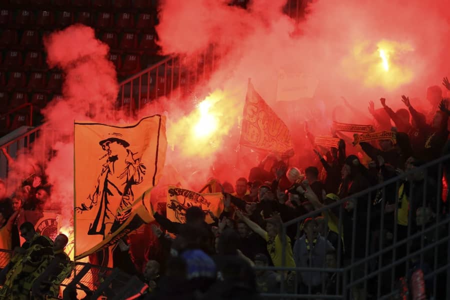Ultrasi Young Boysa pokazali solidarnost Guliver/(AP Photo/Hektor Pustina)