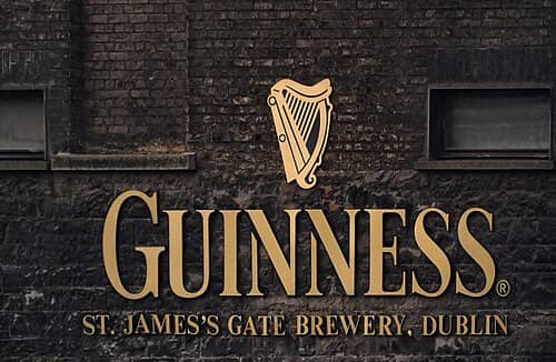 Tabla na ulazu sa Market Street-a pivare St. James&rsquo;s Gate u Dablinu, Irska