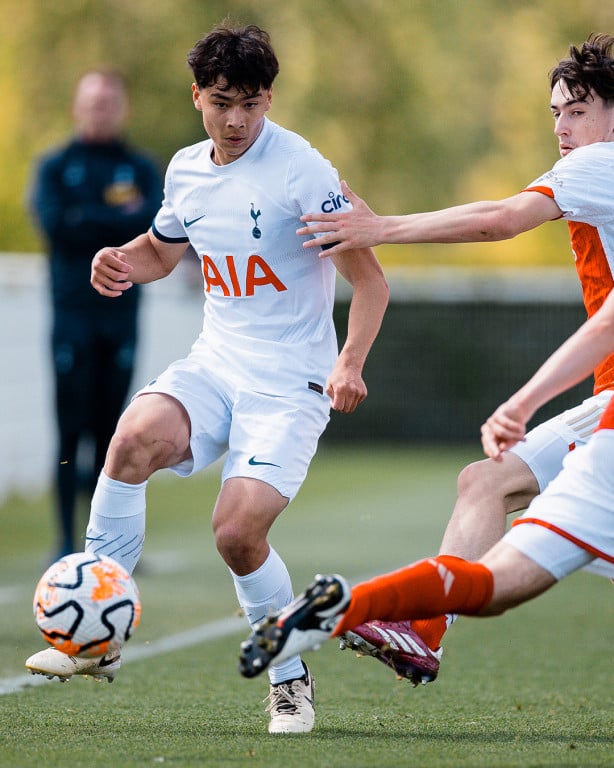 Vilhoft-King u dresu Totenhema FOTO:X/Spurs_Academy