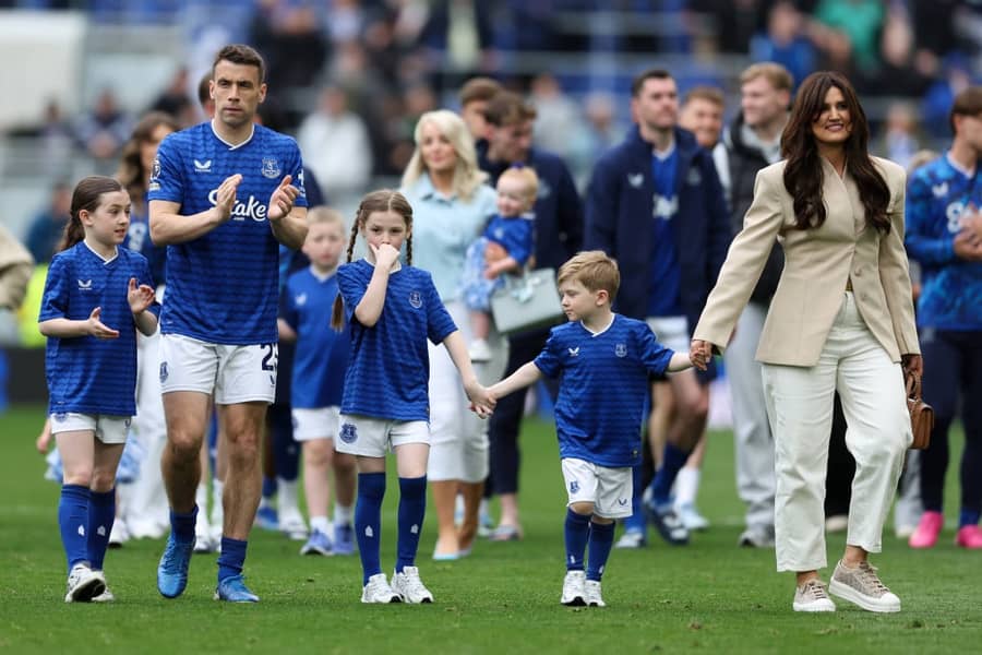 Kolman sa porodicom na oproštaju od Evertonove publike nakon utakmice sa Sanderlendom(Guliver/Jessica Hornby Sportimage) seamus coleman
