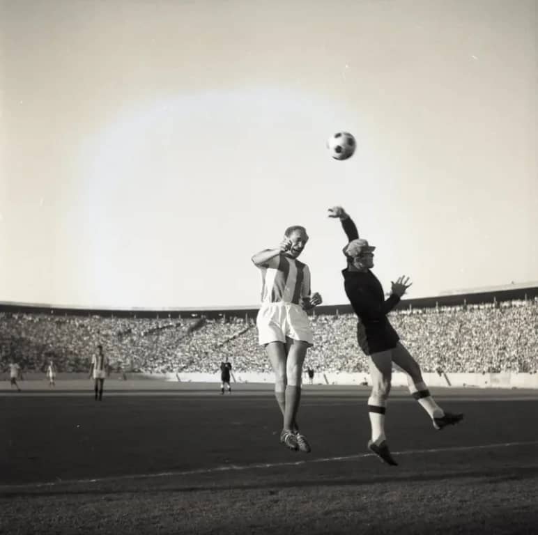 Fotografija sa otvaranja Marakane 1. septembra 1963. gde je domaća Zvezda, u crveno belim dresovima, dočekala Rijeku i tom prilikom ostarila povedu 2:1, foto: Arhiv Jugoslavije Fotografija sa otvaranja Marakane 1. septembra 1963. gde je domaća Zvezda, u crveno belim dresovima, dočekala Rijeku i tom prilikom ostarila povedu 2:1
