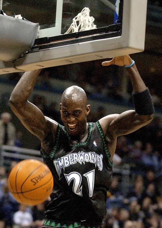 KG zakucava protiv Milvokija 2003. (Guliver/AP Photo/Morry Gash) kevin garnett; minnesota