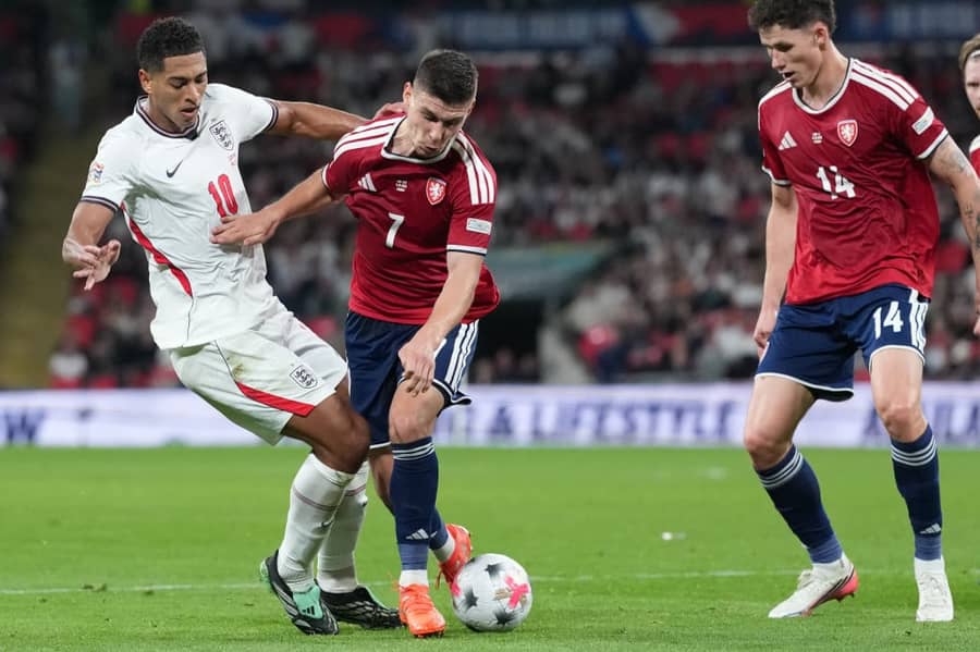 Nije lako s Englezima: Slama i Vitik u duelu sa Belingemom (Foto: Guliver/AP Photo/Kirsty Wigglesworth) Nije lako s Englezima: Slama i Vitik u duelu sa Belingemom