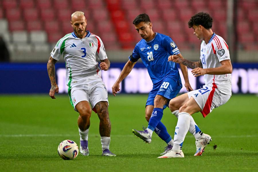 Duga sezona ostavila posljedice - Di Marko i Bastoni - foto: Guliver/AP Photo/Denes Erdos