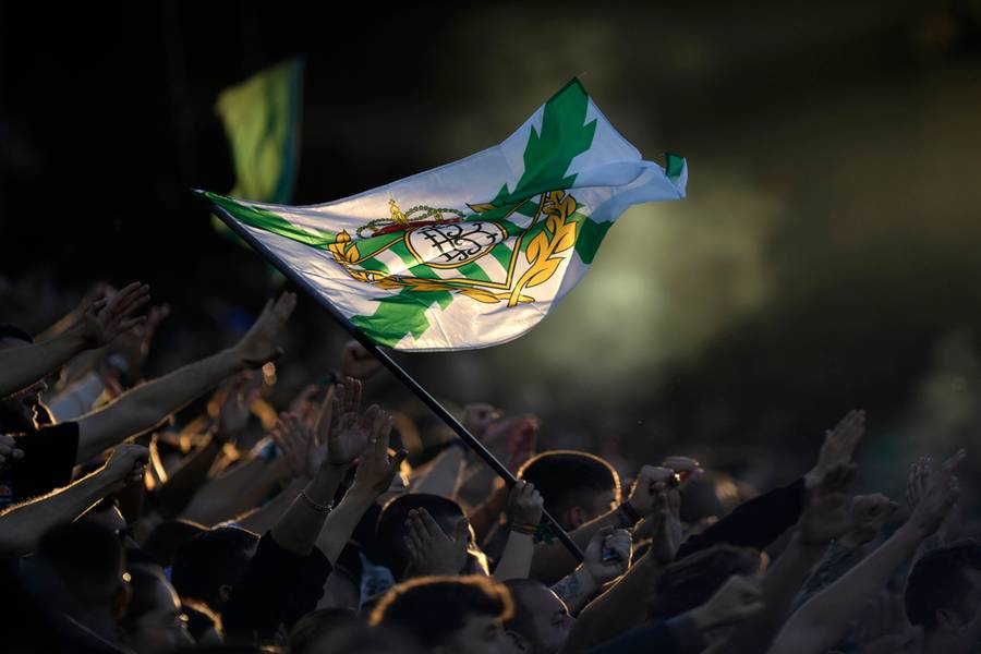 Navijači Betisa na Benito Viljamarinu FOTO: Guliver/AP Photo/Jose Breton