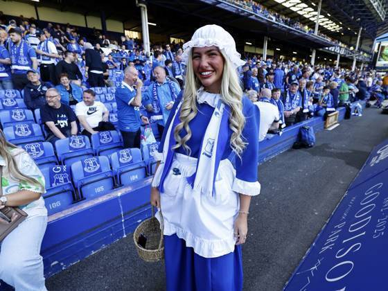 Dama sa karamelama pred početak meča FOTO:Guliver