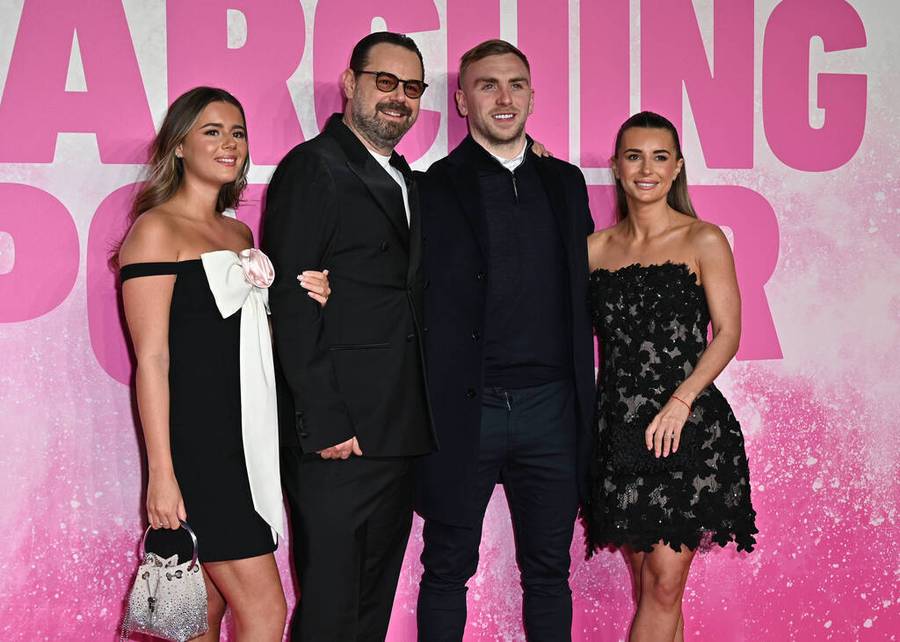 Deni Dajer sa ćerkama i zetom FOTO:Guliver/xJamesxWarrenx