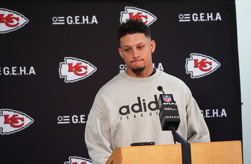 Patrik Mahoms na pres konferenciji nakon utakmice sa Denverom (Guliver/AP Photo/David Zalubowski)