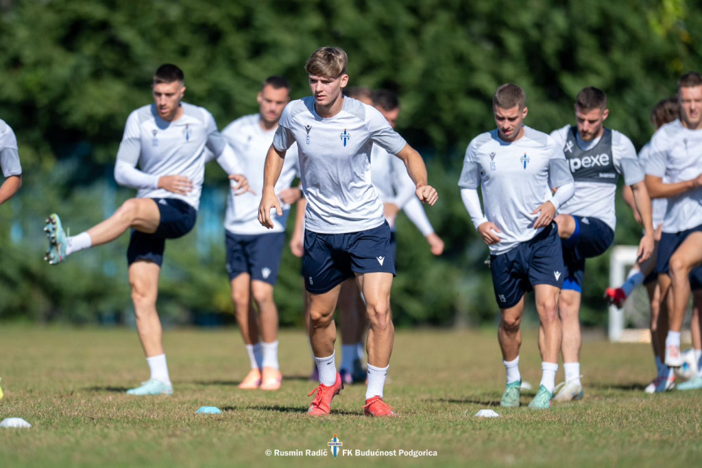 Lazar Popović na treningu prvog tima - foto: Facebook FK Budućnost Lazar Popović na treningu prvog tima - foto: Facebook FK Budućnost