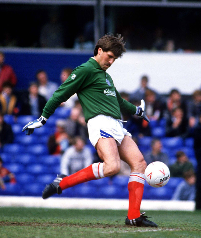 Dejvid Simen ispucava loptu u dresu Birmingema