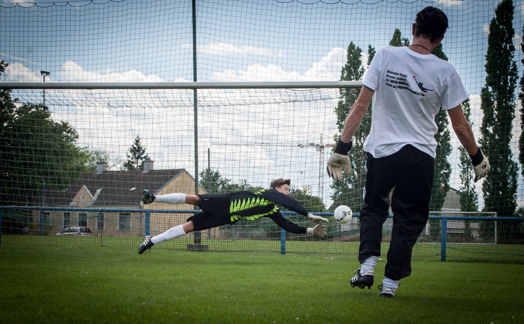 Rigbi sa jednim od polaznika golmanske škole na treningu, 2016. (Facebook / Malcolm Rigby keeperschool)
