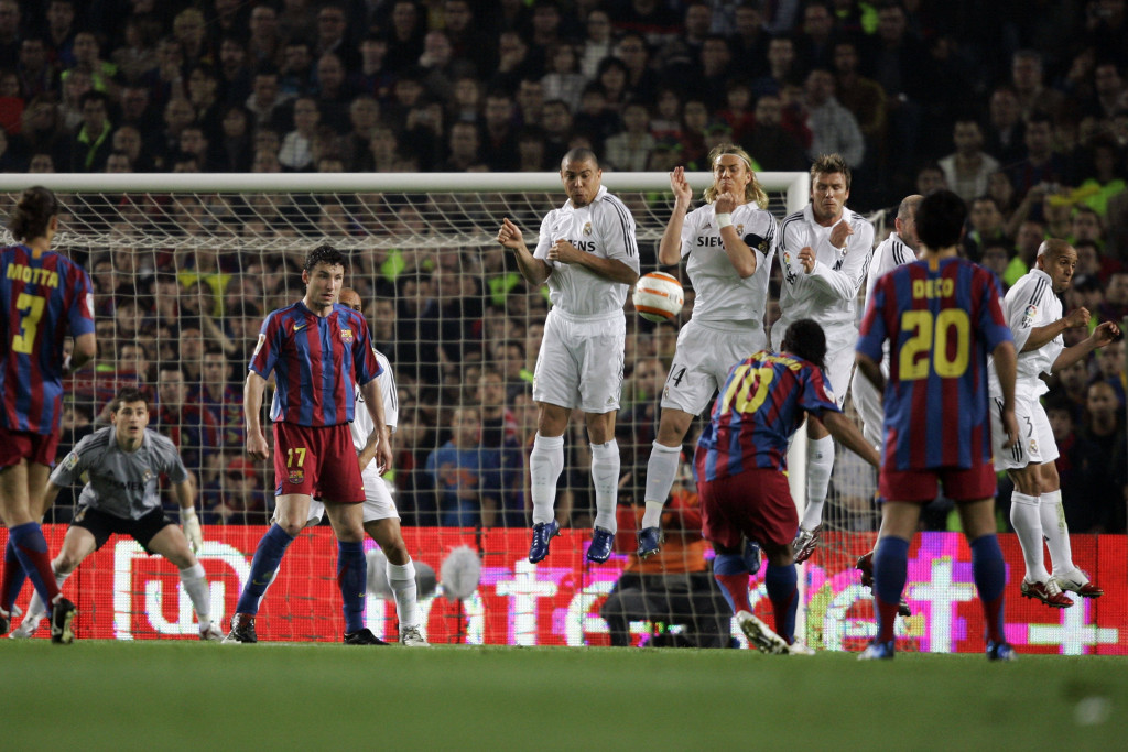 Ronaldinjo izvodi slobodan udarac protiv Reala, 19.11.2005. (Guliver / xBSRxAgencyx) ronaldinjo; barselona; real madrid; el klasiko