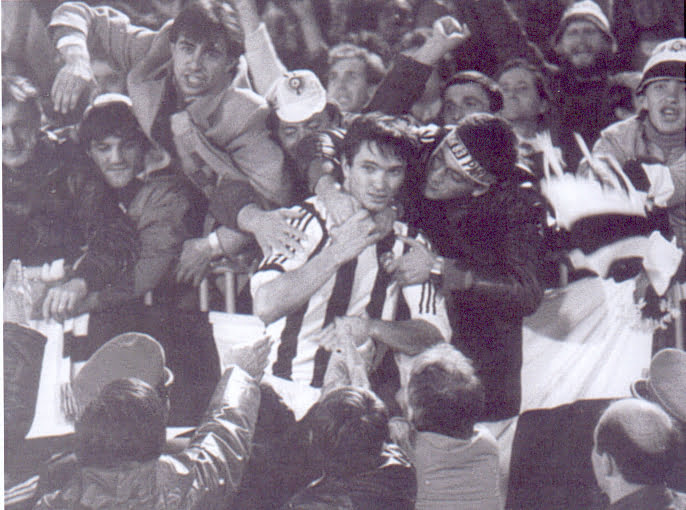 Zvonko Živković na Južnoj tribini, foto: crnobelanostalgija.com Zvonko Živković na Južnoj tribini