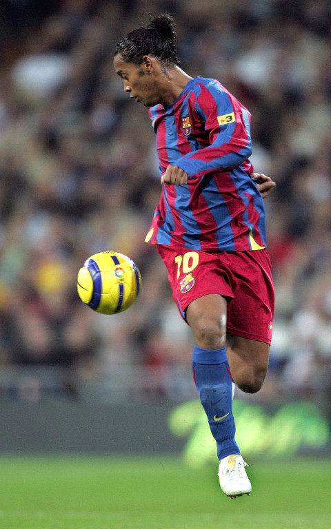 Ronaldinjo na utakmici protiv Reala, 19.11.2005. (Guliver / AP Photo / Tomohiko Suzui)) ronaldinjo; barselona; real madrid; el klasiko