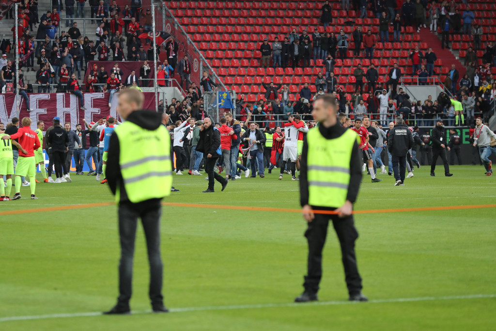 Guliver/ Navijači Vehena Vehen polako krči put ka vrhu