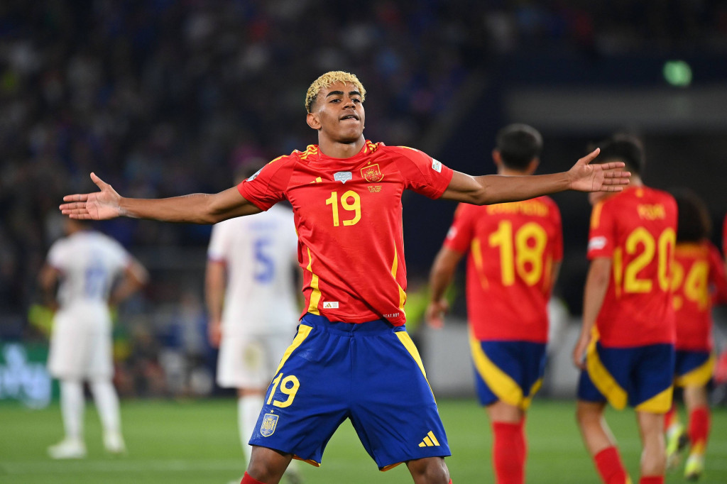 Lamin Jamal pozira u dresu Španije, foto: Guliver/IMAGO/Frank Hoermann / SVEN SIMON Lamin Jamal pozira u dresu Španije